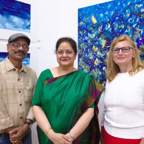 Asit Podda (Künstler), Sonja Dolzer (BURN-IN Inhaberin), Dr. Renu Pall (indische Botschafterin)